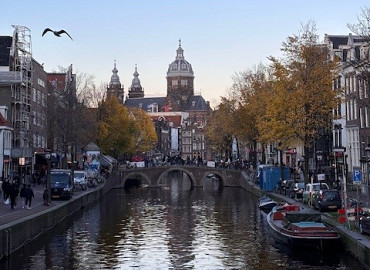 Varen met frietje en flaneren op de boulevard