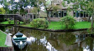 Varen door de Wieden en bezoek Giethoorn