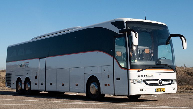 Nieuwe huisstijl pand en nieuwe touringcar